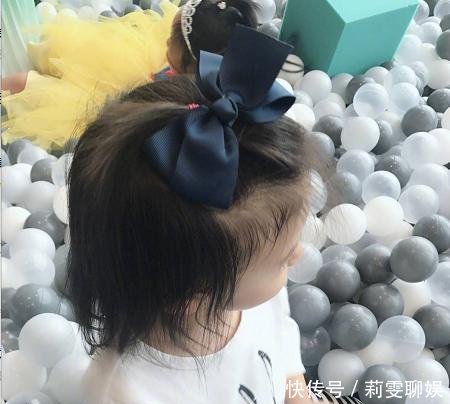 张梓琳带女儿到董璇餐厅玩, 和路人合影的照片