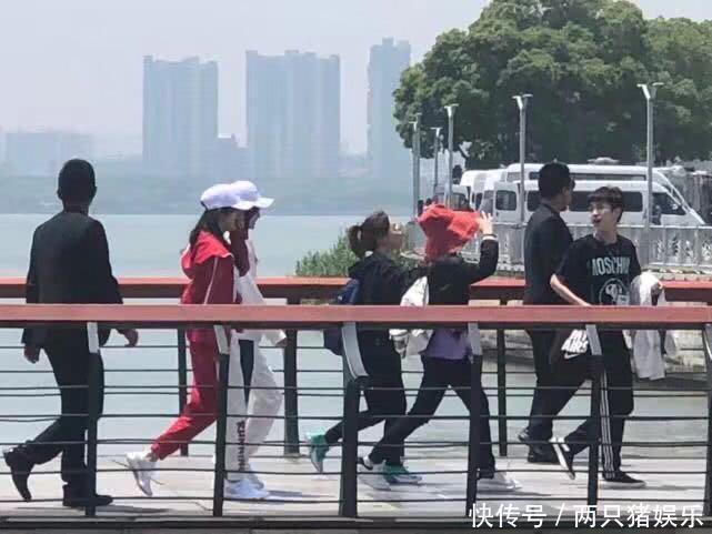 杨幂加入《奔跑吧》最新一期,全程低调且捂着