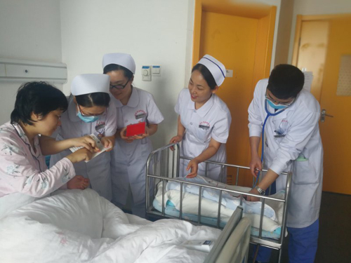 安徽省妇幼保健院东区为新生儿发放\"六一\"儿童节日礼物