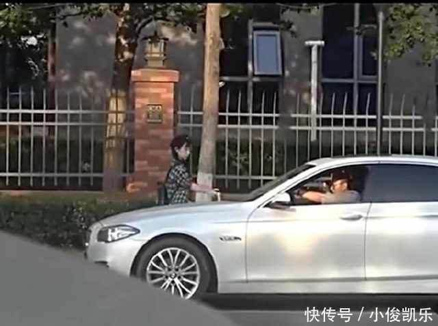 男子豪车上放了一罐红牛，女大学生上了车，1000元可以去野外，真