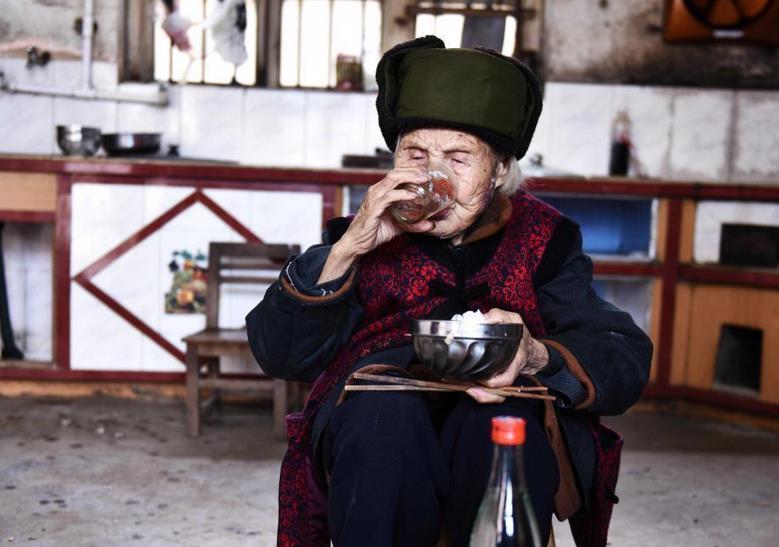 洗脸,自己打水洗衣服,生活自理,老人也一直有抽烟喝酒的习惯