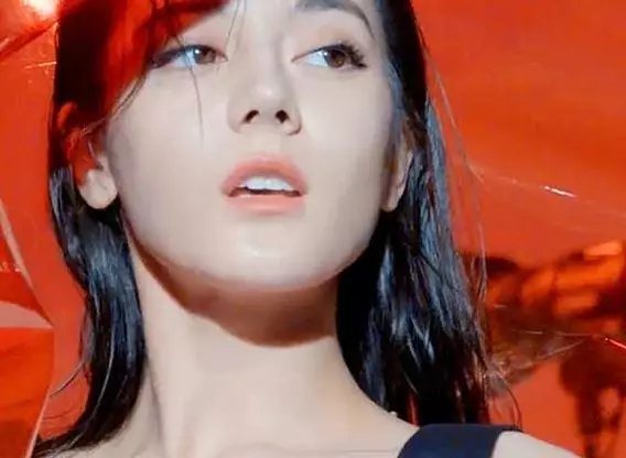 迪丽热巴这四张旧照,图二暗黑迷倒网友,图四用