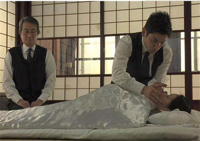 人死后为什么要蒙一层白布?专家的解释最扯,还