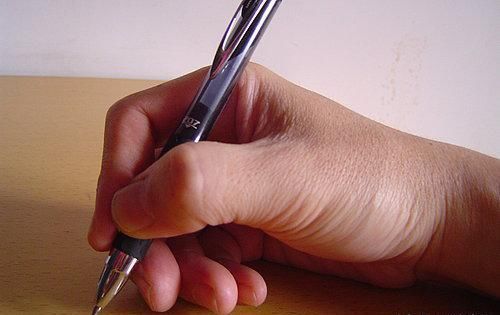 中性笔正确的握笔姿势,练习硬笔书法,关键的一