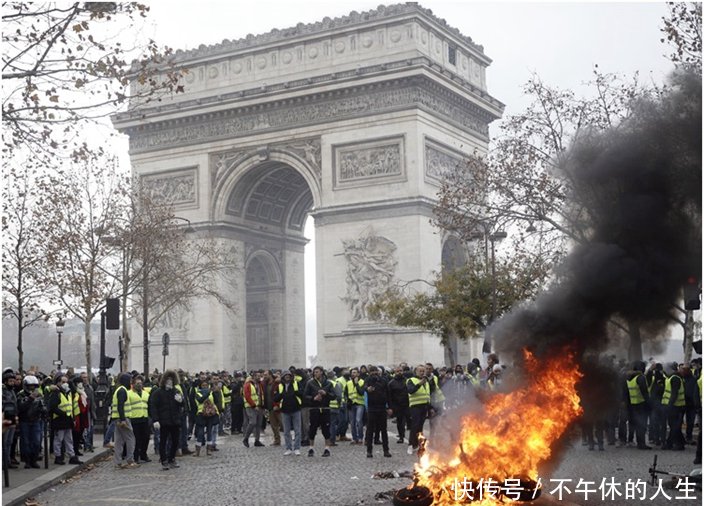 法国再掀黄背心运动,3万人巴黎抗议加油价,2