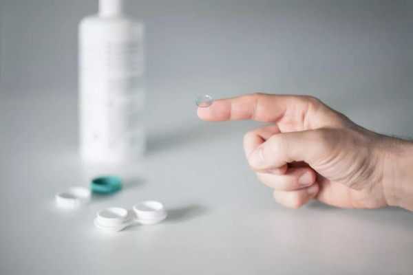 担心眼药水含防腐剂,大学教授用生理盐水滴眼睛 差点失明