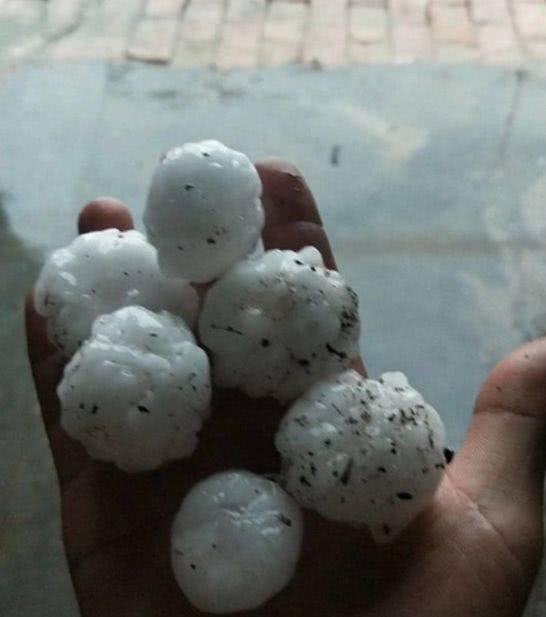 山东青岛下冰雹,比鸡蛋都大,轿车都被砸烂了,大