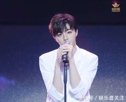 偶练九人团演唱会现场,粉丝却高呼费启鸣的名