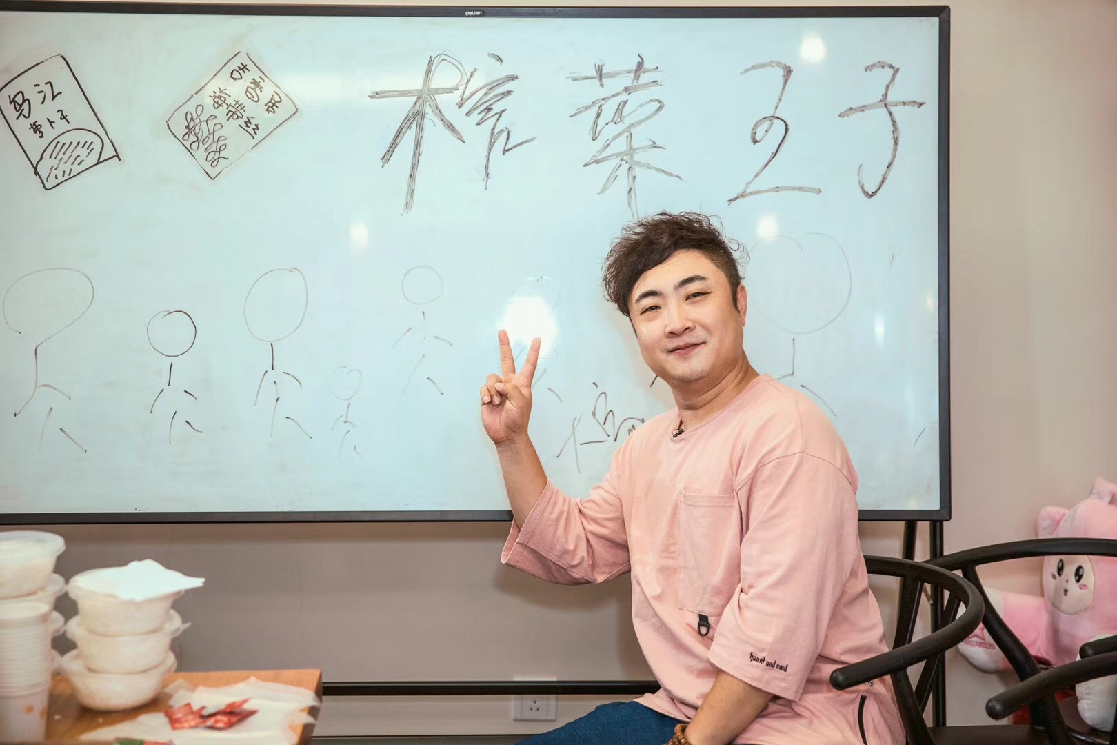 乔杉与员工欢聚庆生 获"榨菜王子"荣誉称号
