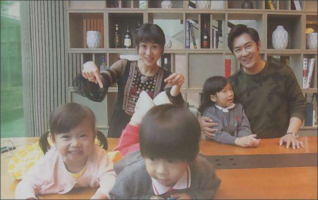 5年4胎的蒋丽莎现身活动, 才33岁样貌却似53