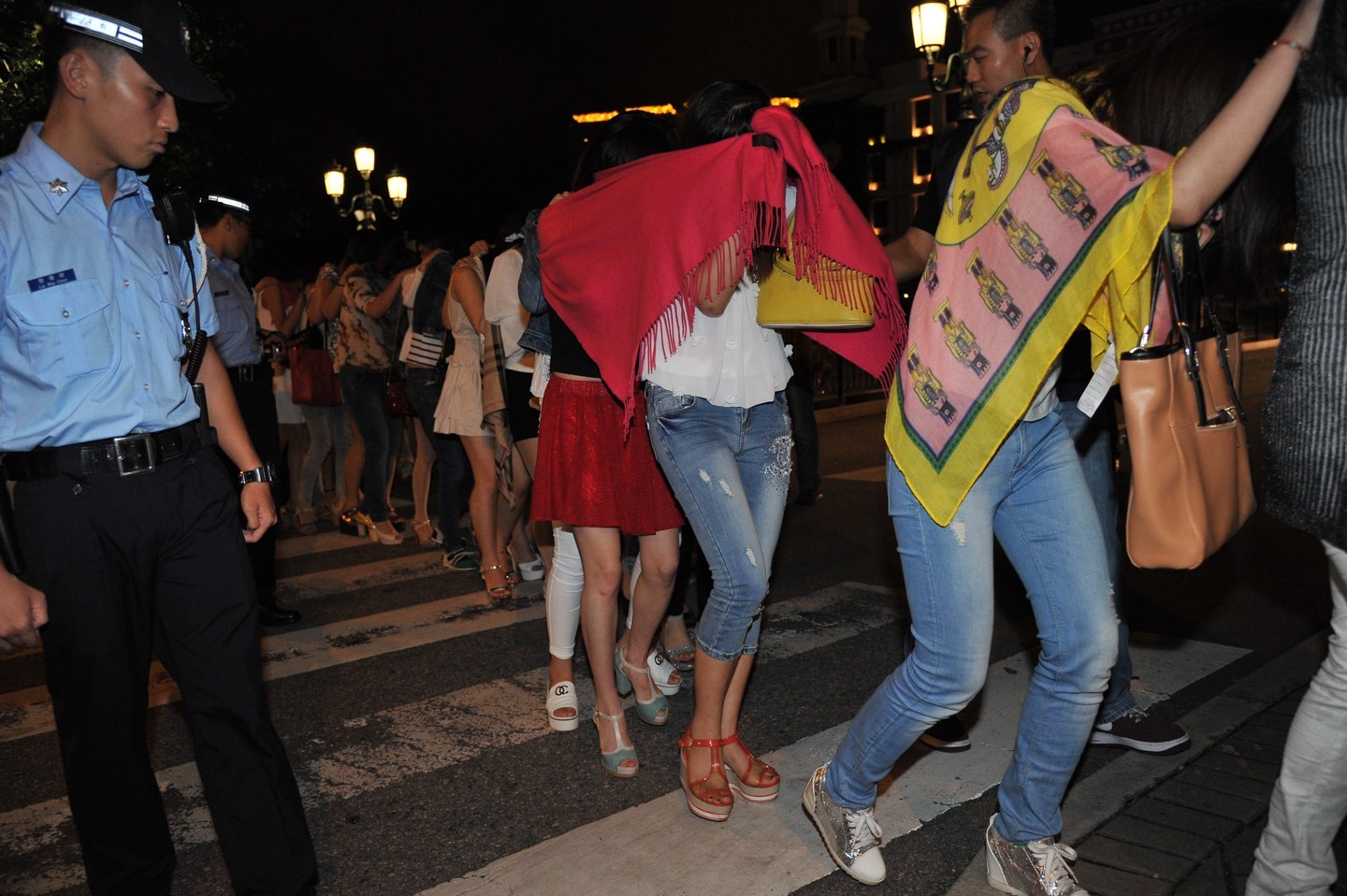 澳门警方深夜扫黄现场曝光 17名涉卖淫女子被