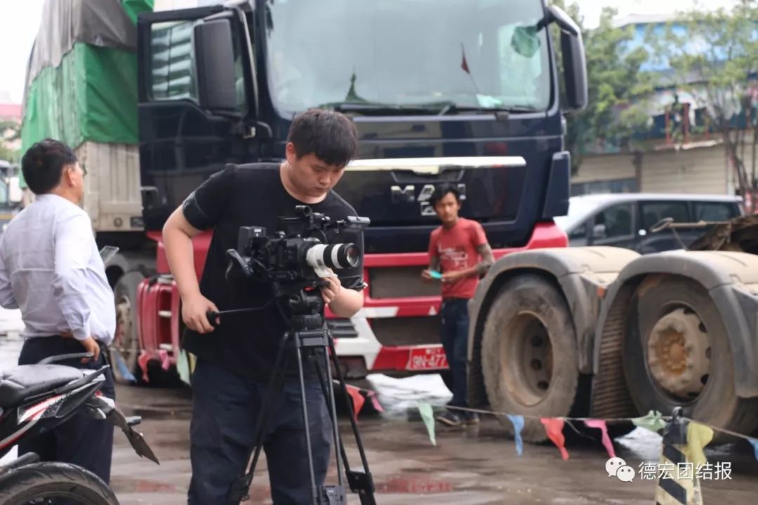 《魅力中国城》摄制组到德宏取景