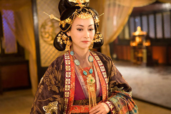 她曾自费拍摄全裸写真，8次获影后殊荣却抑郁自杀，年近60仍然未婚