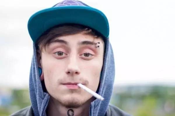 俄罗斯小伙为庆祝成人礼在脸上纹了半个骷髅头