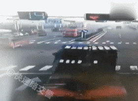 惨烈车祸!为什么要远离大货车 一组动图警示你