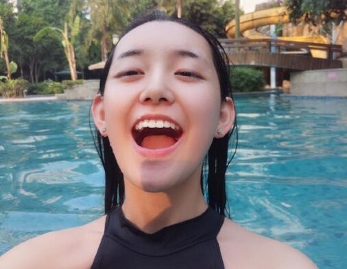 蒋依依晒素颜泳照变美人鱼 评论区的画风则显得十分泥石流