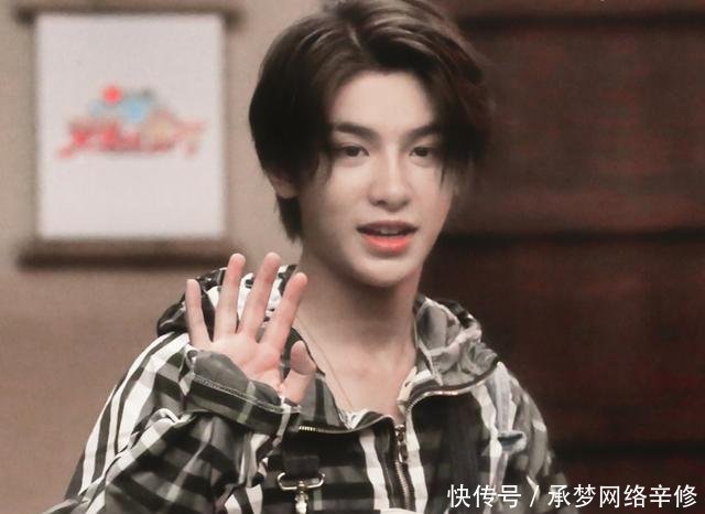 Justin的眼镜西装照片引粉丝直呼帅气,但是却因