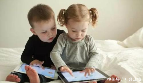 宝宝多大才能玩手机、看视频?低于这个年龄,既