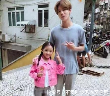 鹿晗8岁妹妹照片曝光,身穿仙女裙美出天际,粉