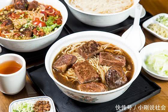 的牛肉面居然抢着吃,网友:啥条件啊,家里有矿?