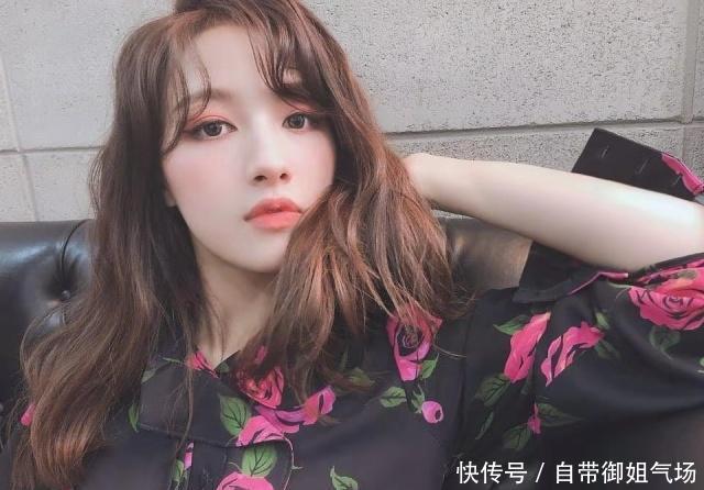 CLC吴承姬梦幻卷发好甜美,妆容神似公主,侧脸却暴露颜值缺陷 ag真人网投