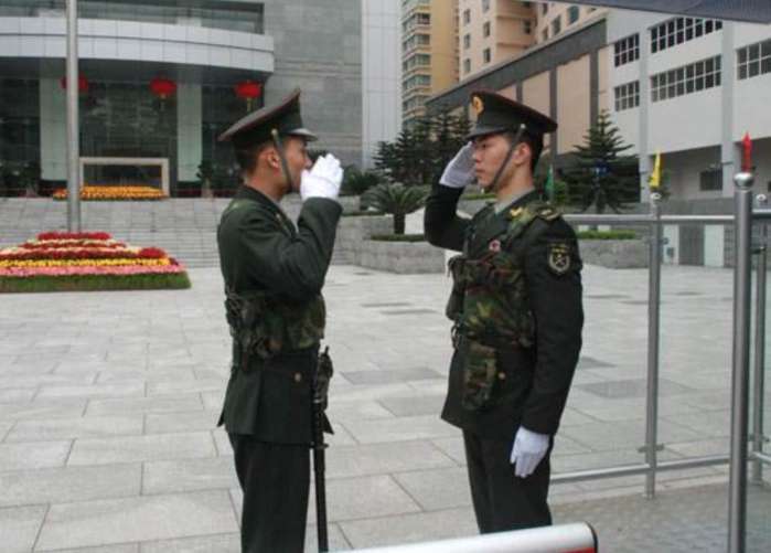 部队站岗哨兵枪里有没有子弹, 退役老兵是这样