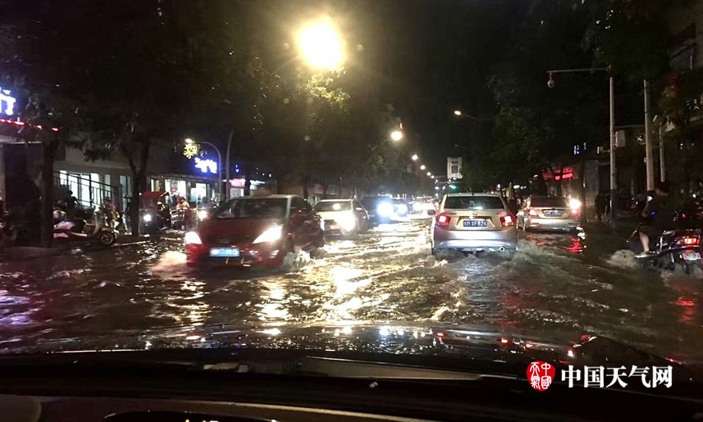 广西强降雨导致内涝严重 两小时降雨达130毫米