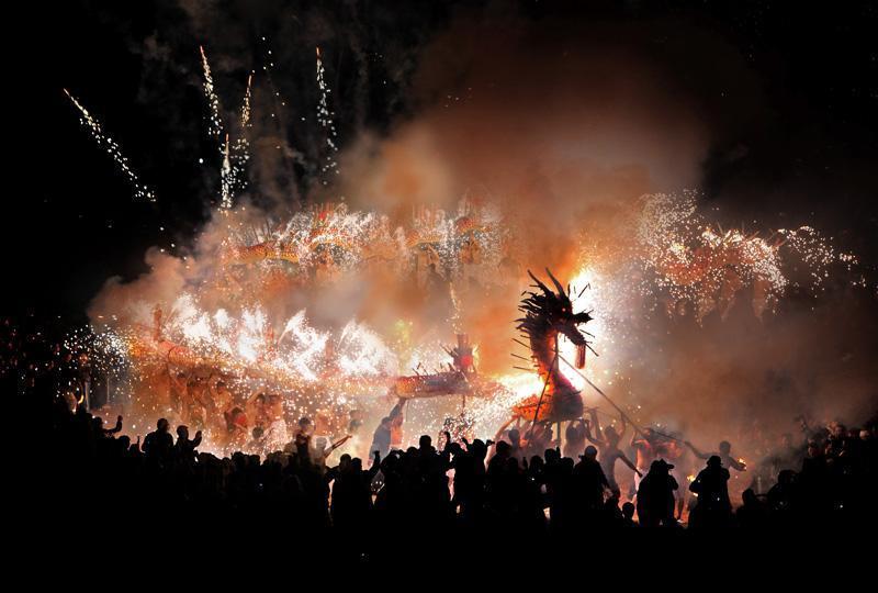 "闹花灯"是流行于英德市沙口镇的民间舞蹈.