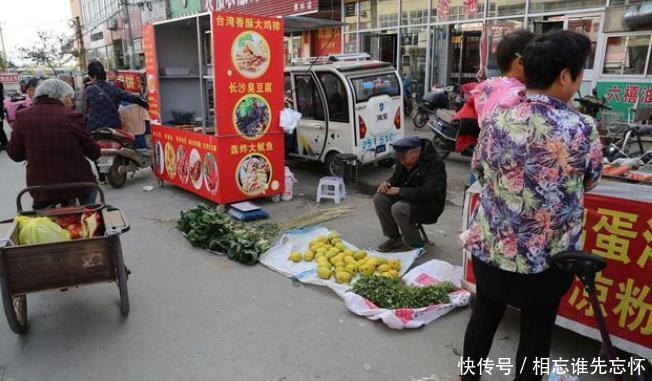 70岁农村老人集市上卖水果,这么便宜却没人肯