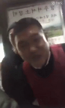 果然他还是一贯的搞笑属性,一直追着镜头说自己的中文名,gd在旁边被他