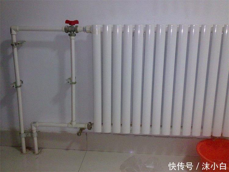 暖气片才用4年就坏了,维修师傅上门一看,原因