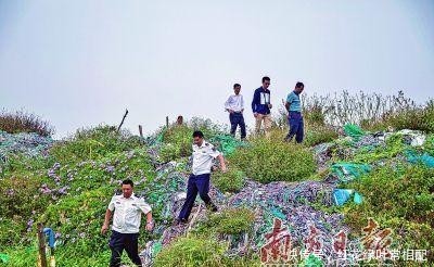 吴川海边垃圾堆成山,形成近一公里垃圾带