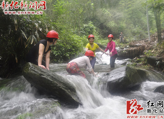 5月30日至31日,来自娄底,冷江,新化的旅游达人来到新化槎溪镇杨家边村