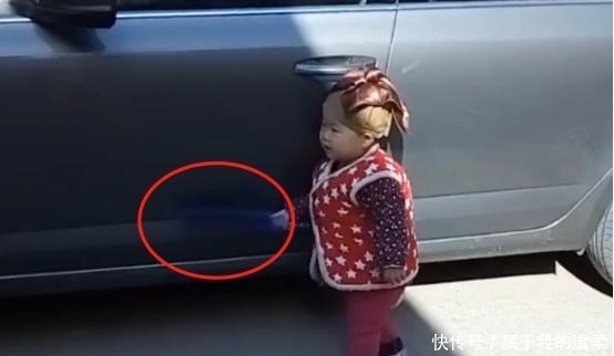 宝宝拿这东西帮舅舅刷车,舅舅表情无奈,这可是亲外甥 bbin在线开户