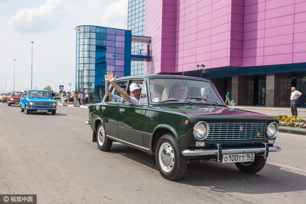 俄罗斯伏尔加汽车纪念成立50周年 办老爷车巡游