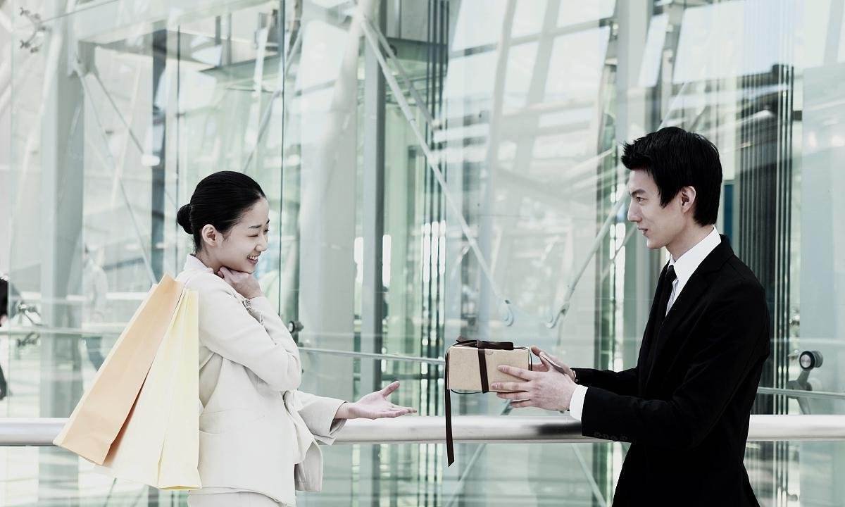 随便刷!年轻总裁将黑卡交给未婚妻,被刷815万