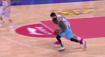 当时杨金蒙紧贴亚当斯,连续两次想下黑脚绊倒对手,结果被吹罚了违体