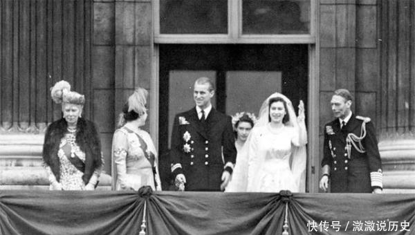 72年前英女王嫁人,国王将女儿交给菲利普,父亲