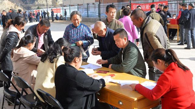 两年之内,这四种农民每人至少分得25平,国家要