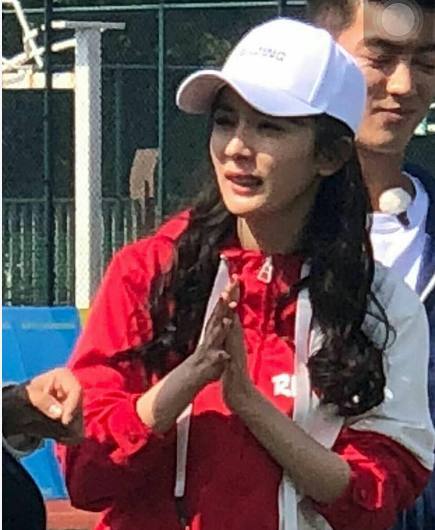 杨幂又来录跑男,这次短发变长发了,活力四射踢