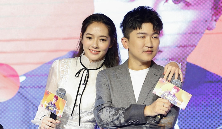 活动中张大大与郭碧婷亲昵,网友:看到张大大就