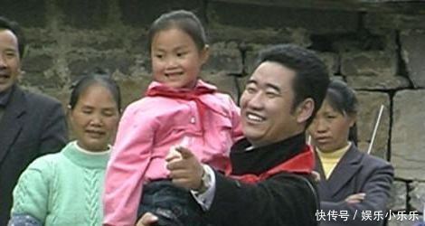 资助1百多名穷困学生,死后却无钱下葬,5年后妻子驾车被砸身亡
