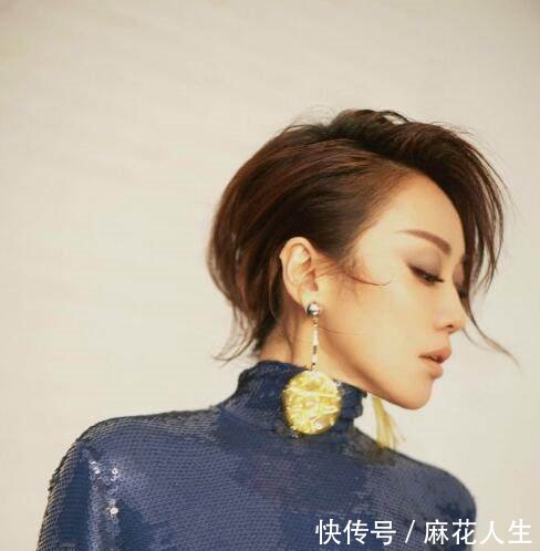 46岁的闫妮真是豁得出去,直接穿比基尼躺沙滩