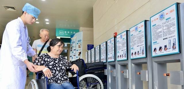 武汉首批共享轮椅入驻协和医院,微信扫码可用