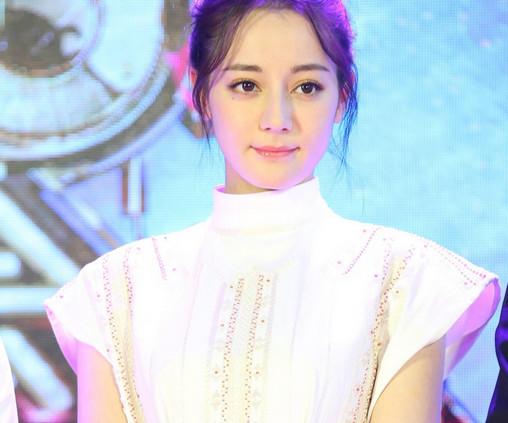 迪丽热巴穿连体裤现身跨年演唱会!网友:最亮的