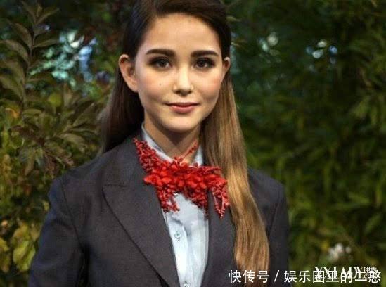 昆凌采访聊周杰伦胸肌,网友却被她脸上的坑洼