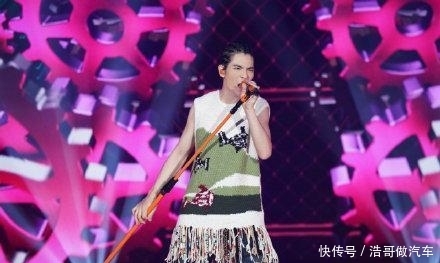 萧敬腾好开放, 演出连换多套造型, 还穿上了黑