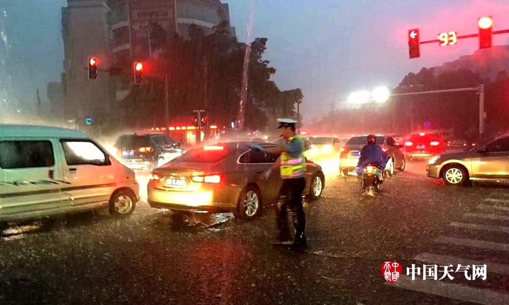 广西强降雨导致内涝严重 两小时降雨达130毫米