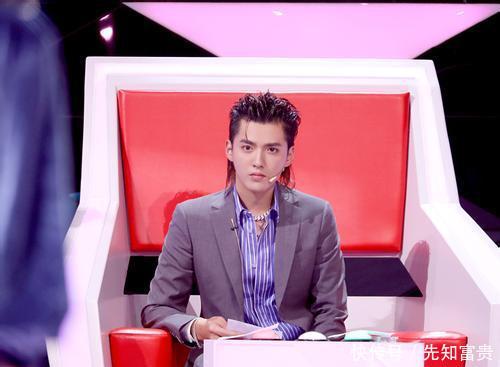 宋茜坐在吴亦凡旁边,谁注意到了吴亦凡的潜意