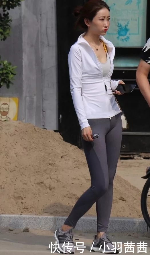 小羽街拍:翘臀紧身裤美女,三角饱满身材好!